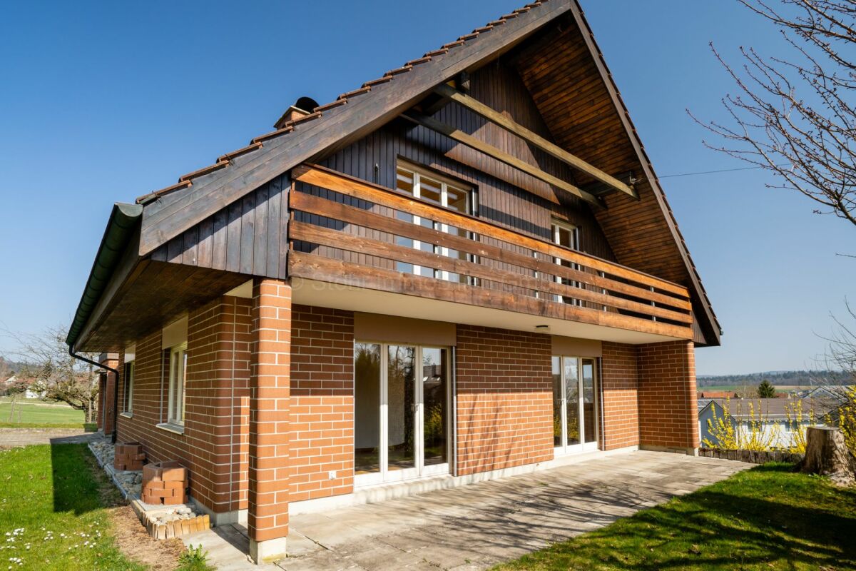Doppelhaushälfte mit Holzgiebel und Backsteinfassade