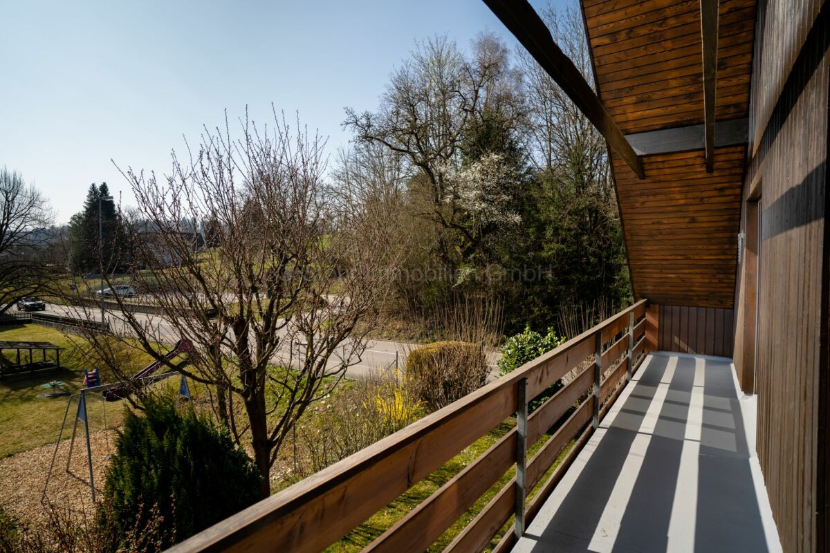 Balkon mit Holzkonstruktion und Blick ins Grüne