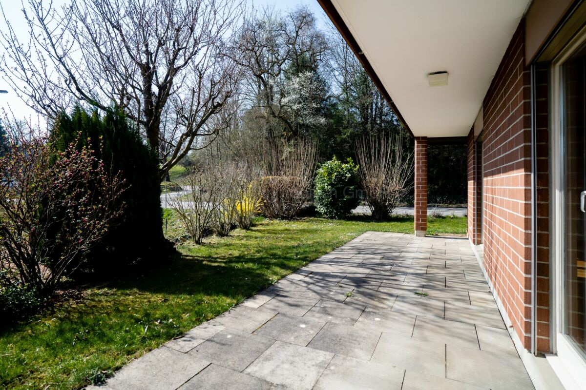 Haus mit überdachter Terrasse und Garten