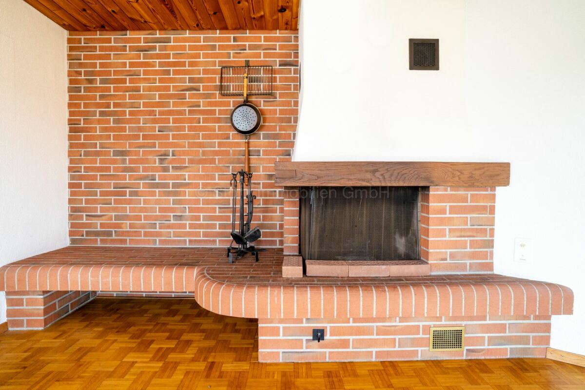 Wohnzimmer mit gemauertem Kamin