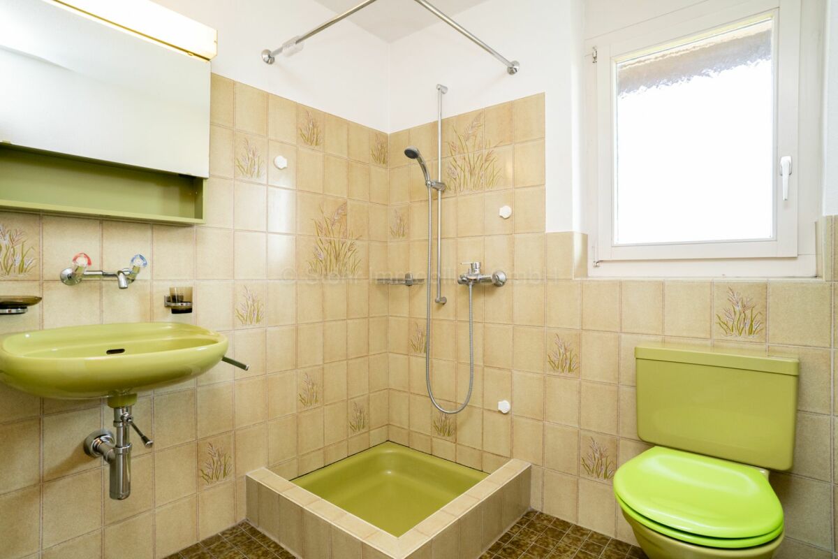 Badezimmer mit grüner Sanitärkeramik