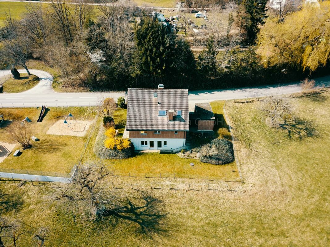 Luftaufnahme eines Einfamilienhauses mit großem Garten