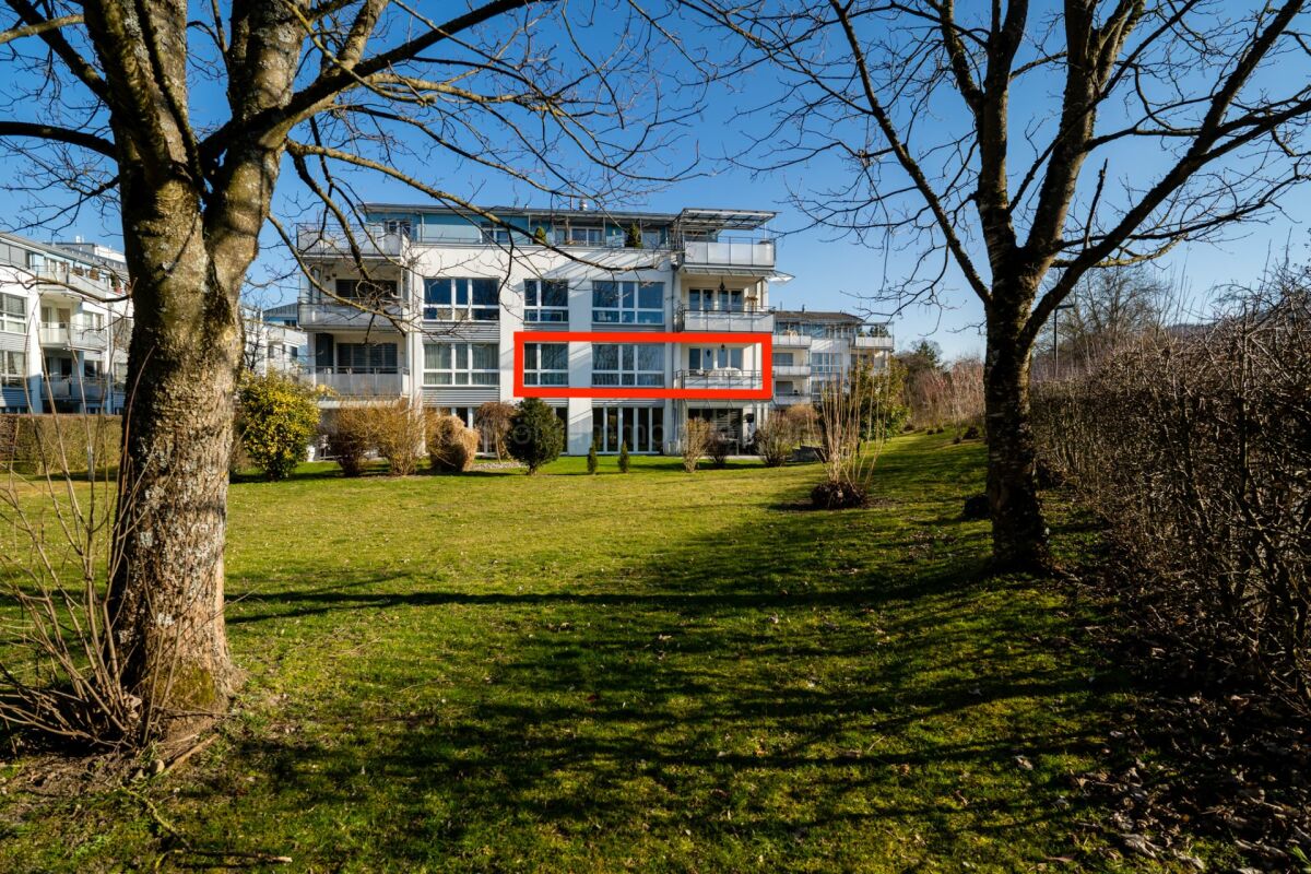 Mehrfamilienhaus mit Grünanlage