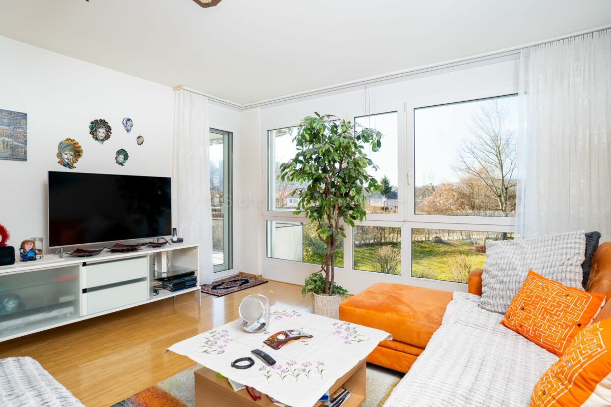 Helles Wohnzimmer mit großen Fenstern