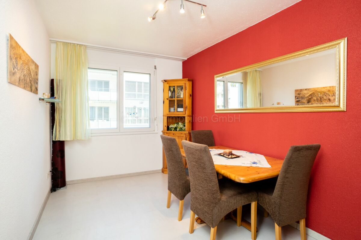 Esszimmer mit roter Akzentwand