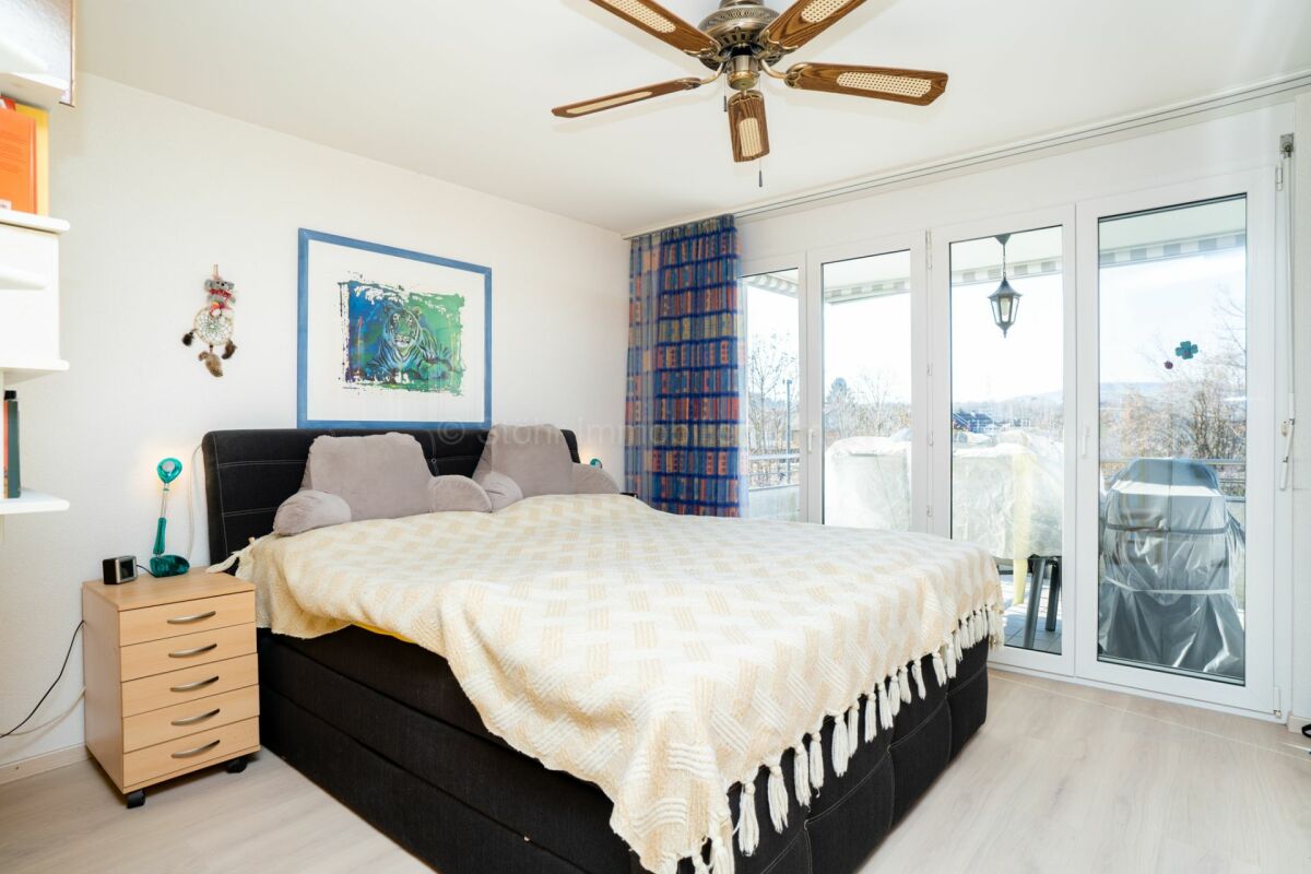 Helles Schlafzimmer mit Balkonzugang