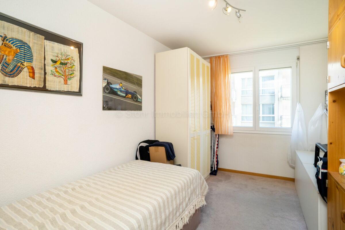Kleines Schlafzimmer mit Einzelbett und Fenster