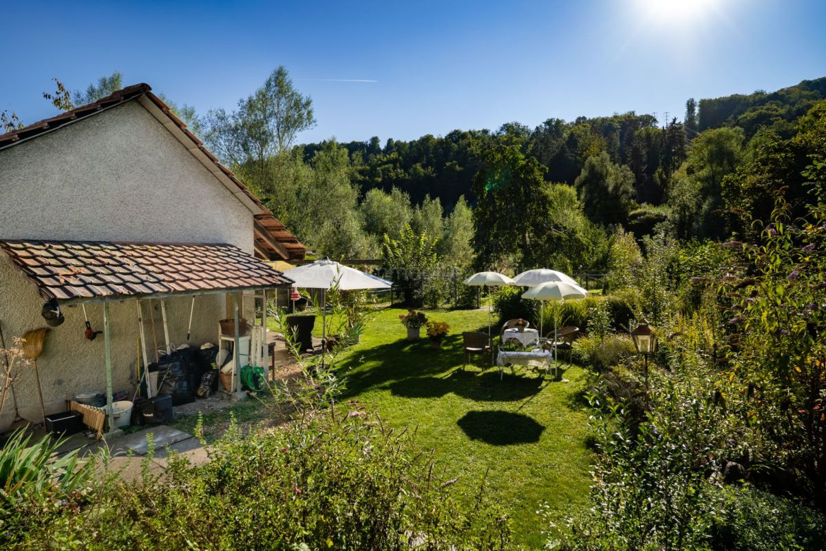 Garten mit Nebengebäude und Sitzbereich