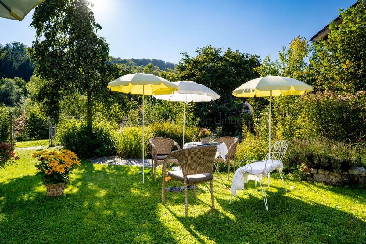 Garten mit Sitzgruppe und Sonnenschirmen
