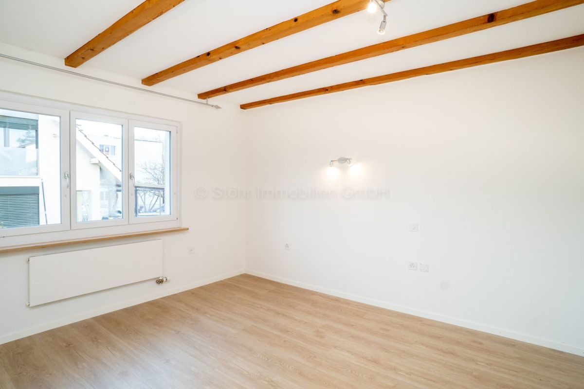 Heller leerer Raum mit Holzbalken