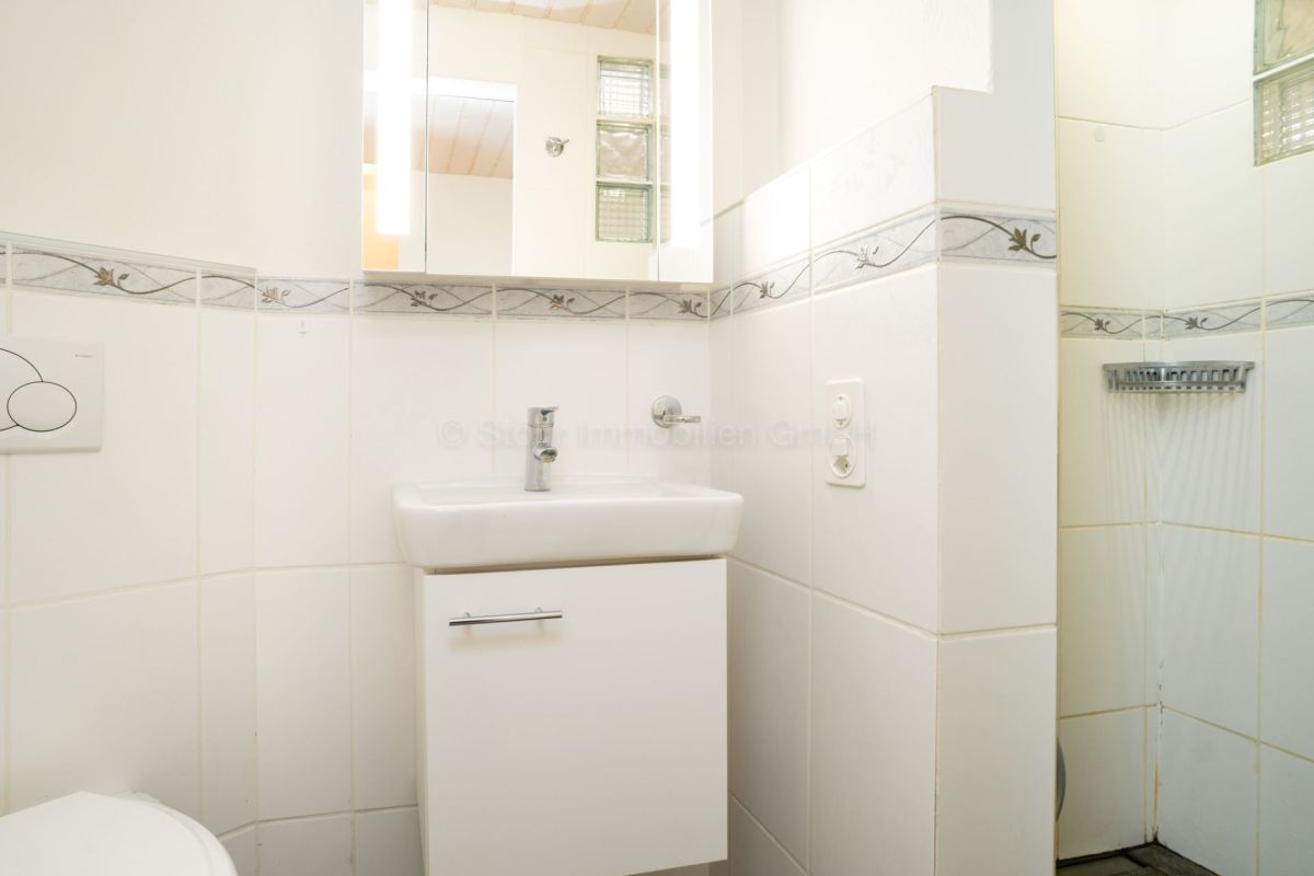 Badezimmer mit Waschtisch und Dusche