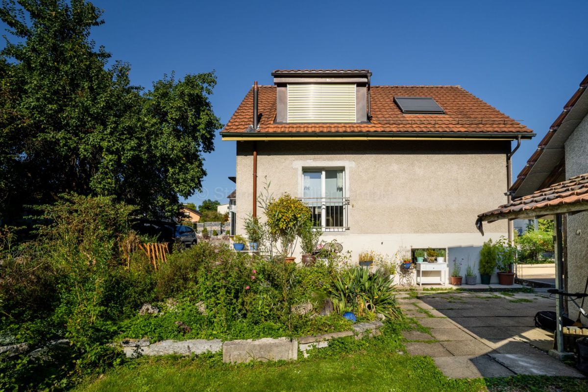 Einfamilienhaus mit Garten und Dachgaube