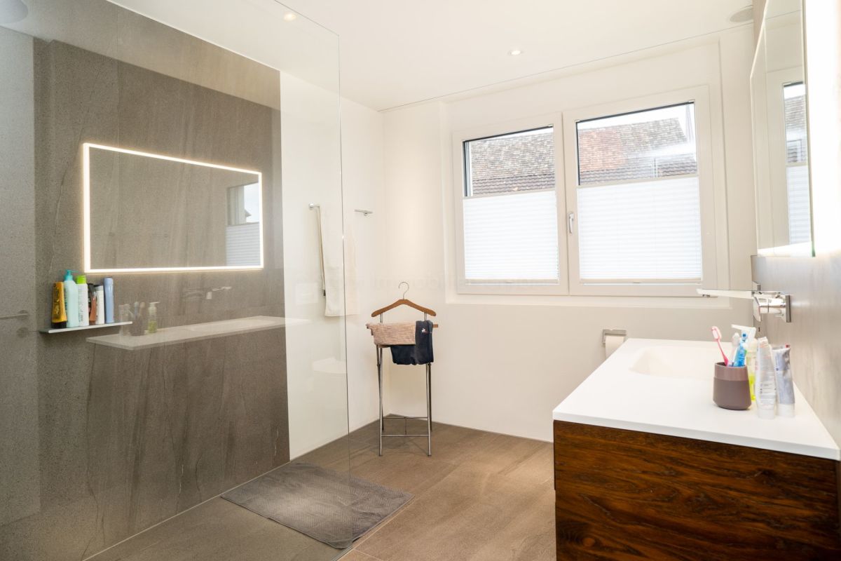 Modernes Badezimmer mit Walk-in-Dusche und Fenster