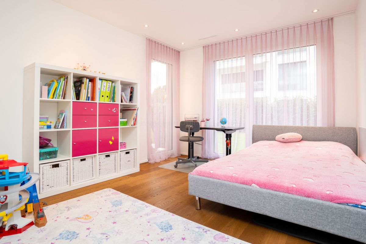 Kinderzimmer mit Bett und Regalschrank