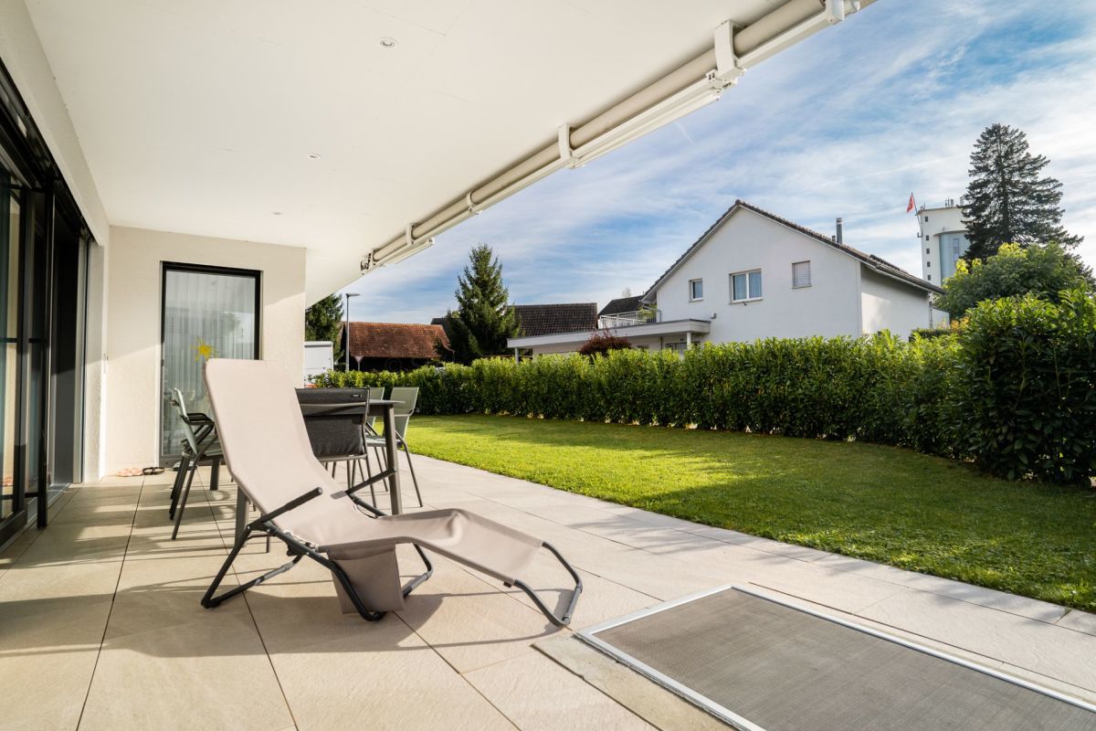 Überdachte Terrasse mit Gartenblick