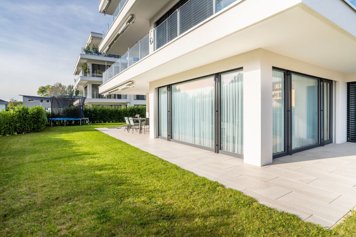 Moderne Erdgeschosswohnung mit Garten und Terrasse