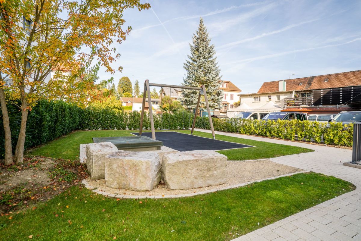Spielplatz mit Grünanlage