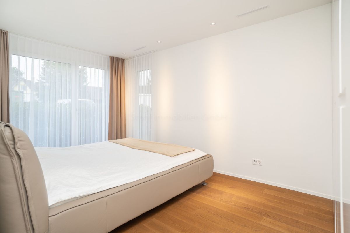 Modernes Schlafzimmer mit großen Fenstern