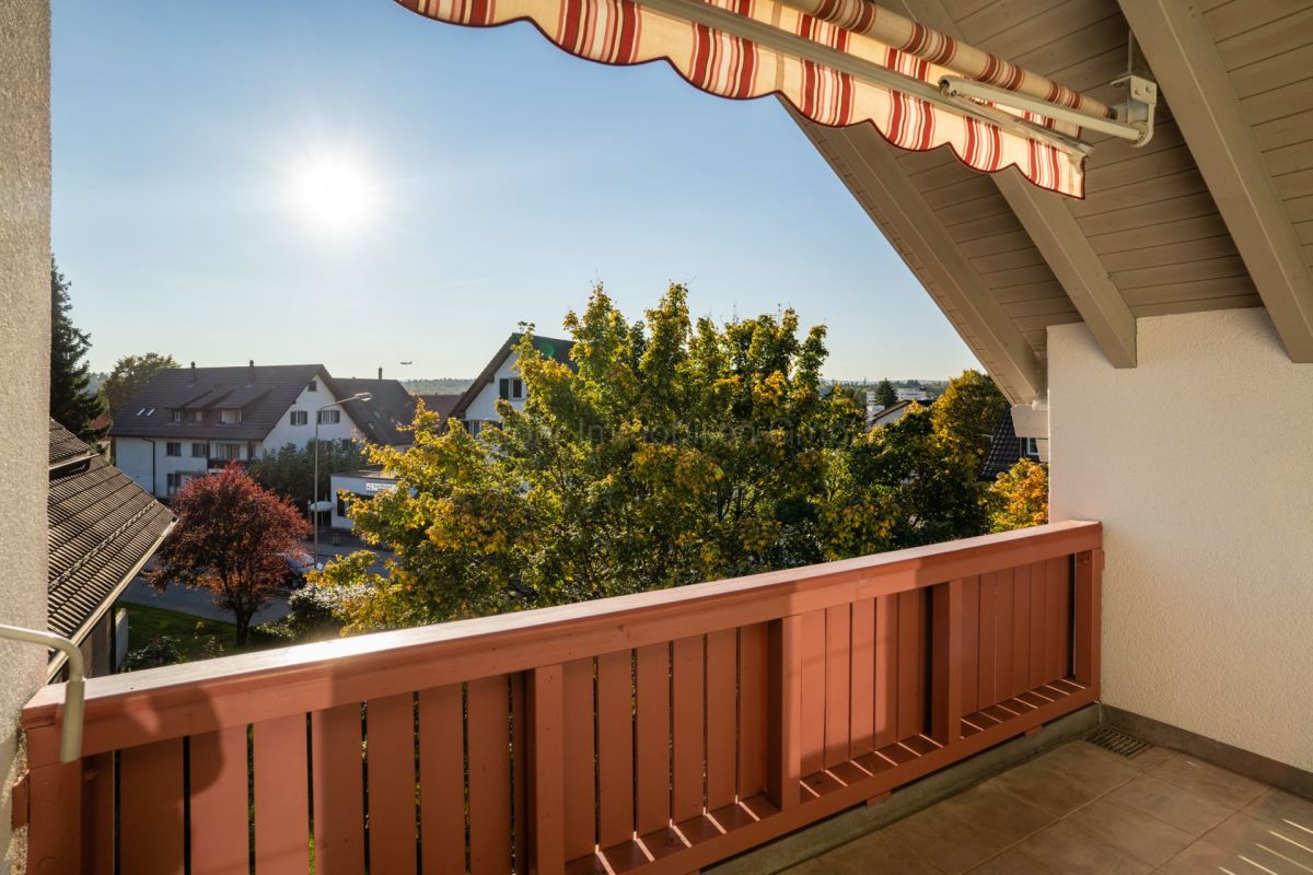 Balkon mit Blick auf Wohnhäuser und Bäume