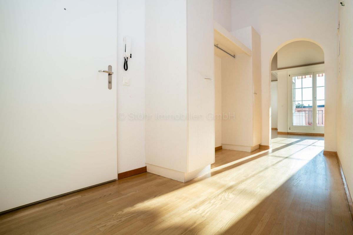 Heller Flur mit Holzboden und Tageslicht
