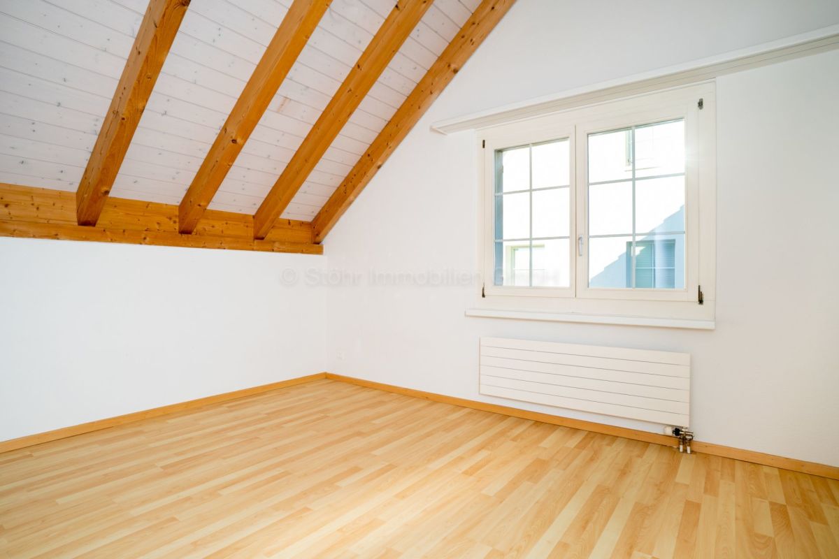 Leerer Dachraum mit sichtbaren Holzbalken