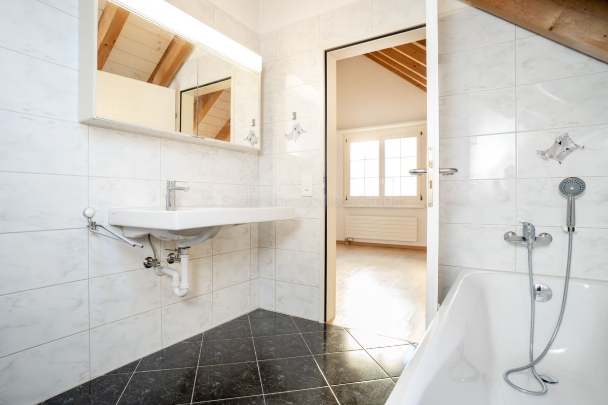 Modernes Badezimmer mit Badewanne und Dachschräge