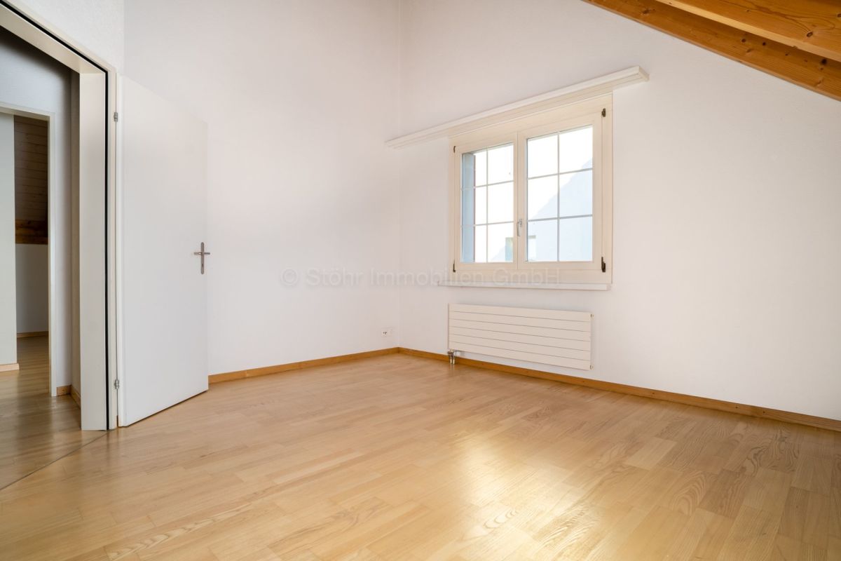 Heller leerer Dachraum mit Fenster