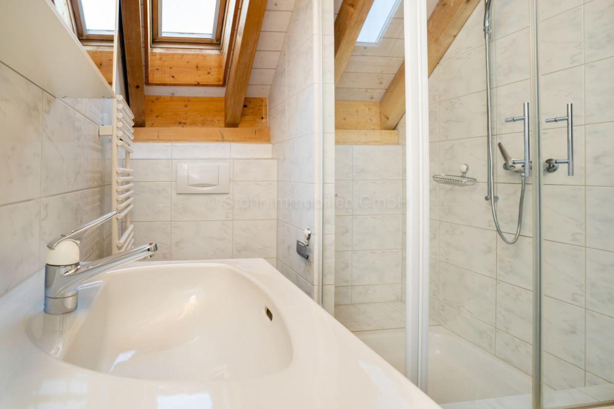 Badezimmer mit Dachfenstern und Dusche