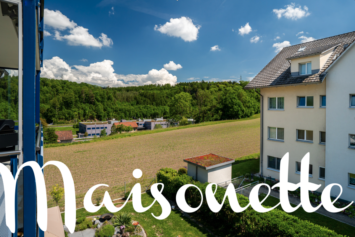 Blick vom Balkon auf Feld und Wohngebäude