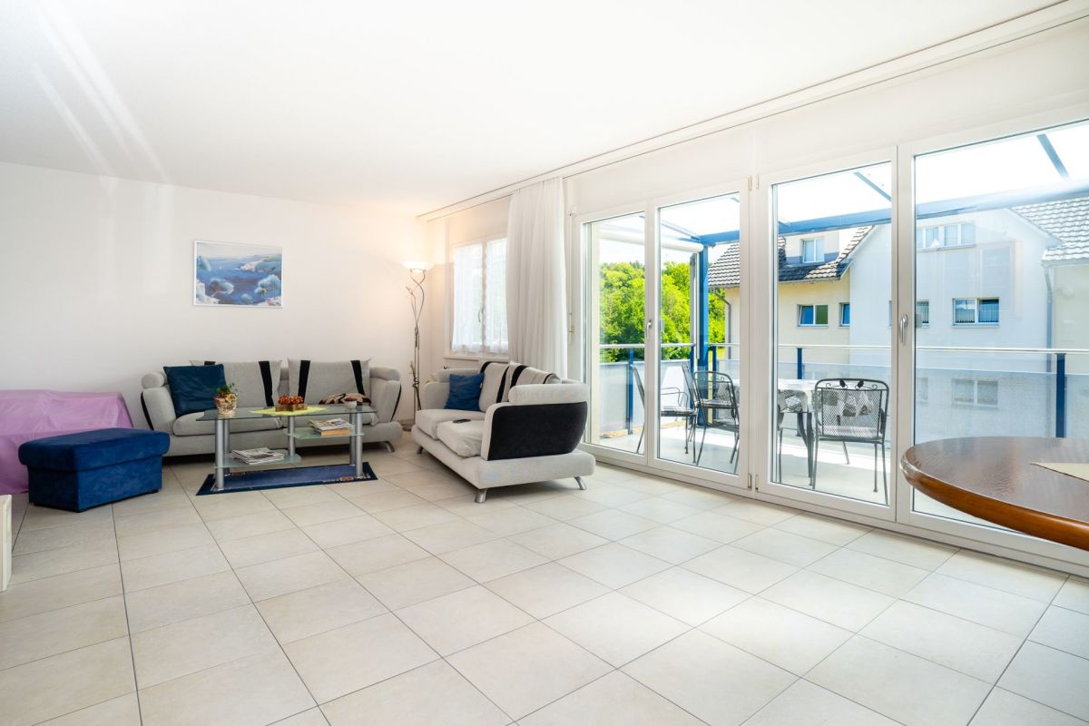 Helles Wohnzimmer mit Balkonzugang