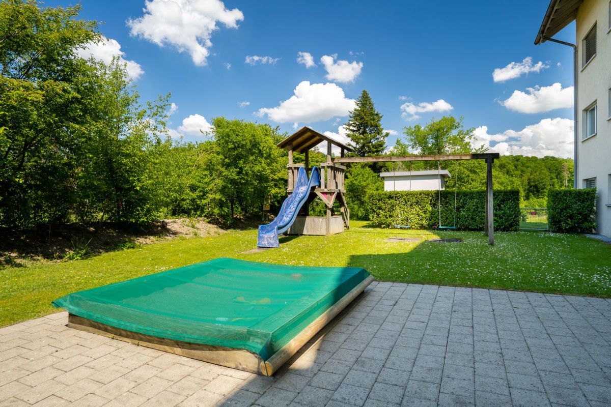 Garten mit Spielbereich und Terrasse