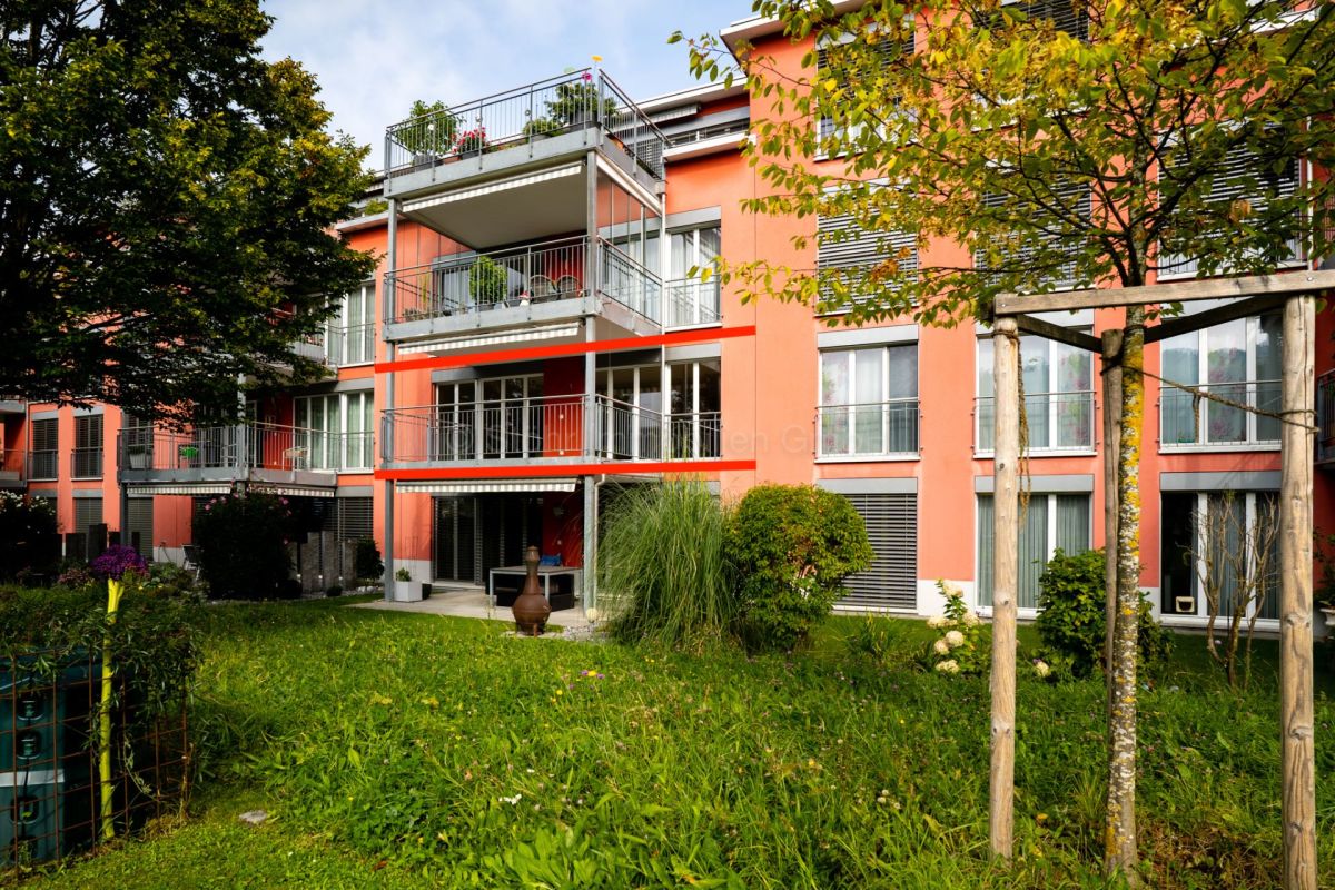 Mehrfamilienhaus mit Balkon und Garten