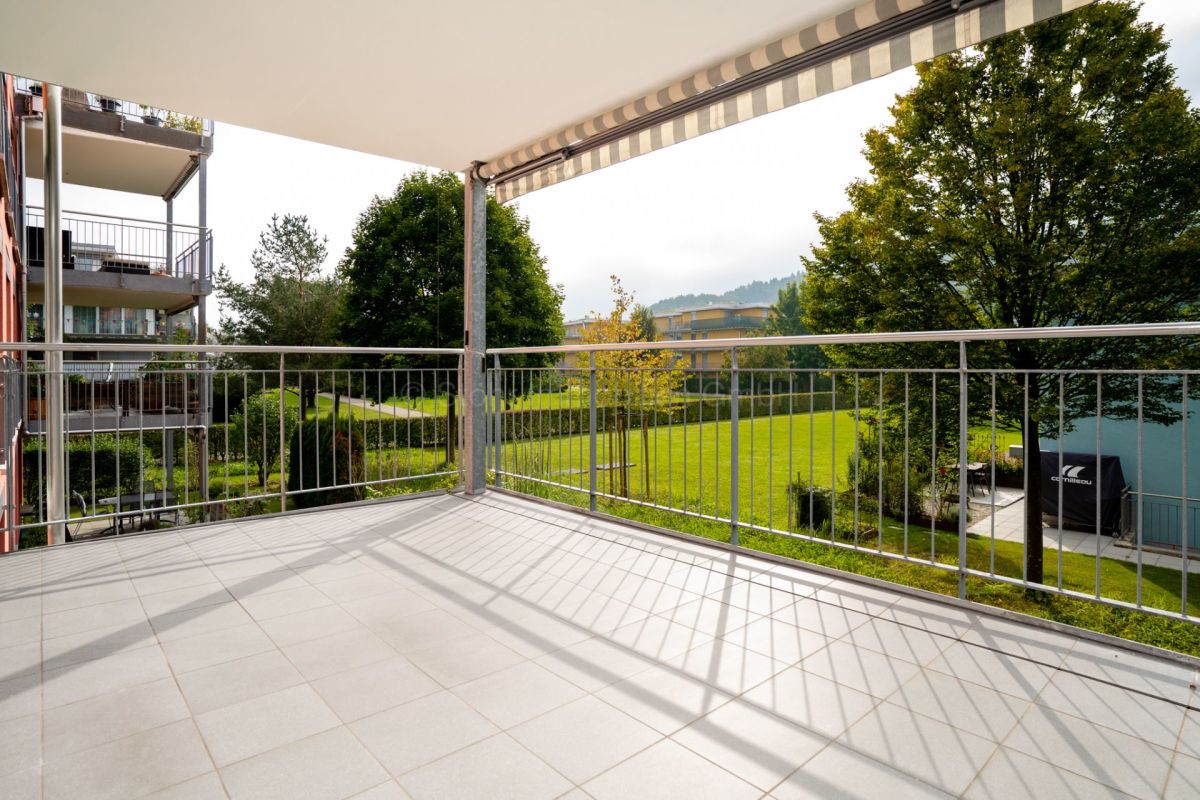 Überdachter Balkon mit Blick ins Grüne