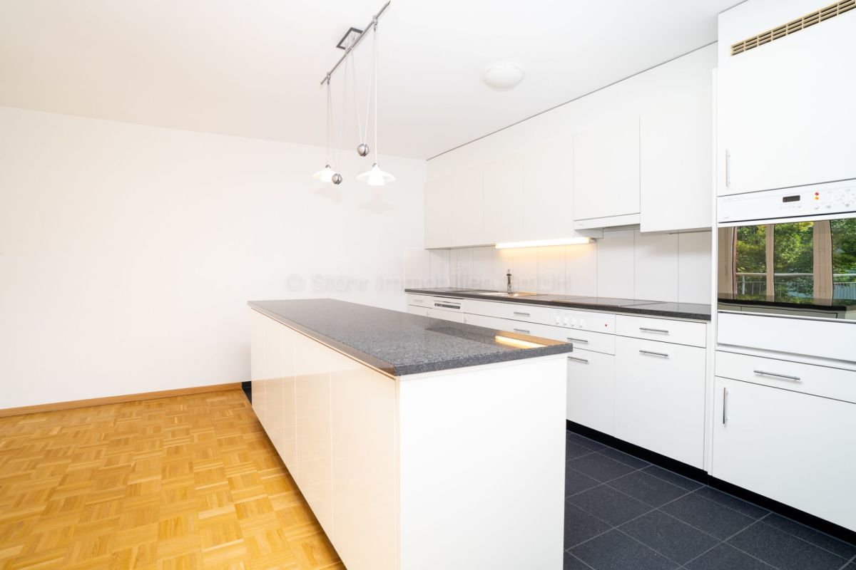 Moderne weiße Küche mit Kochinsel