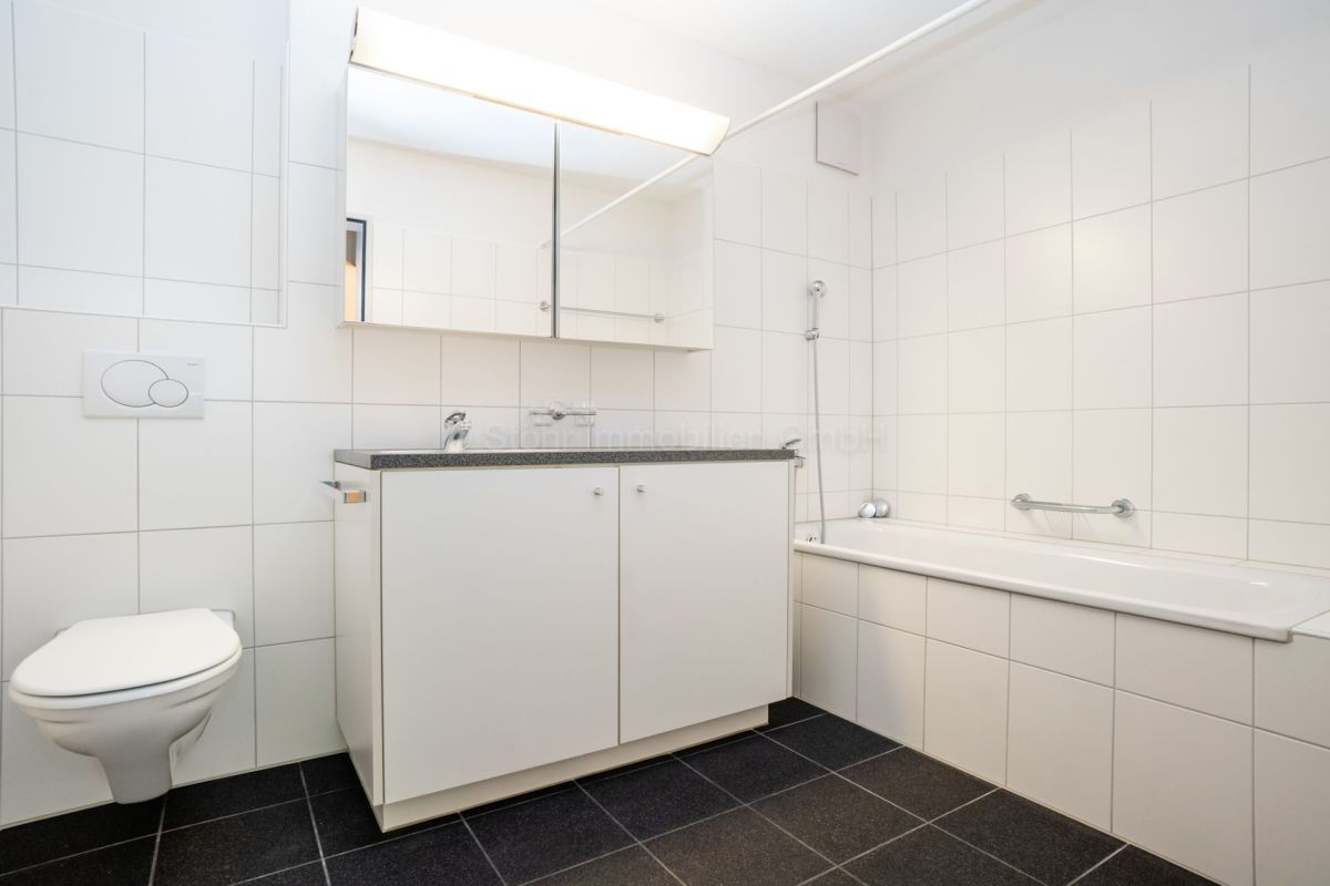 Modernes Badezimmer mit Badewanne und Waschtisch