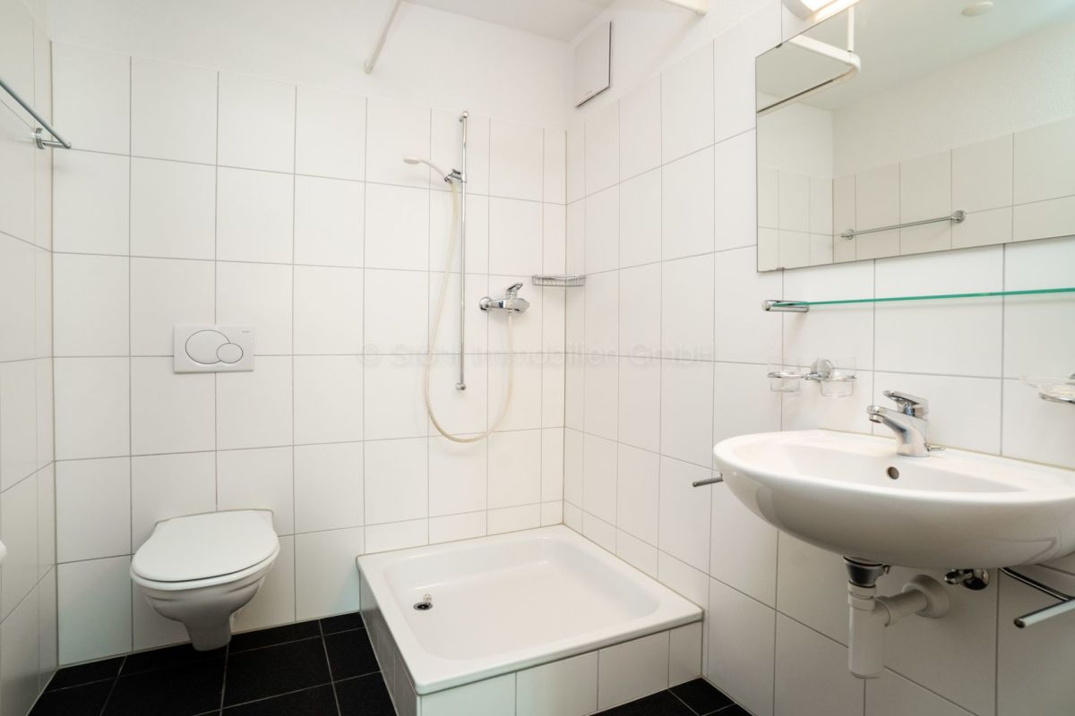 Modernes Badezimmer mit Dusche und Wand-WC