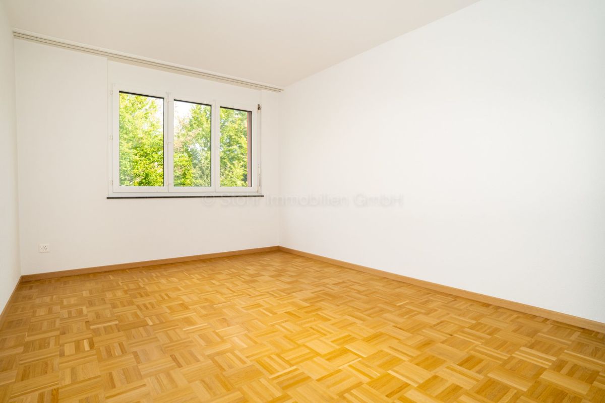 Leerer heller Raum mit Fenster
