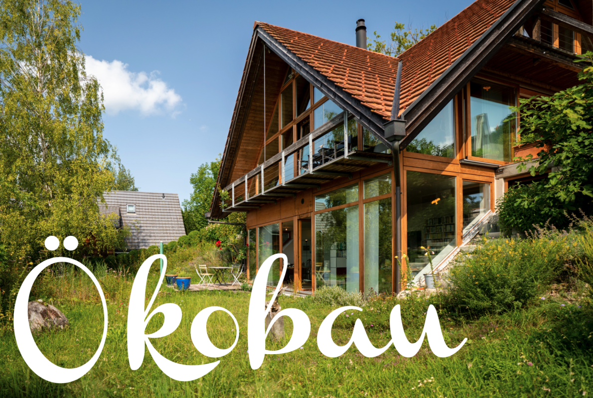 Holzhaus mit großem Garten