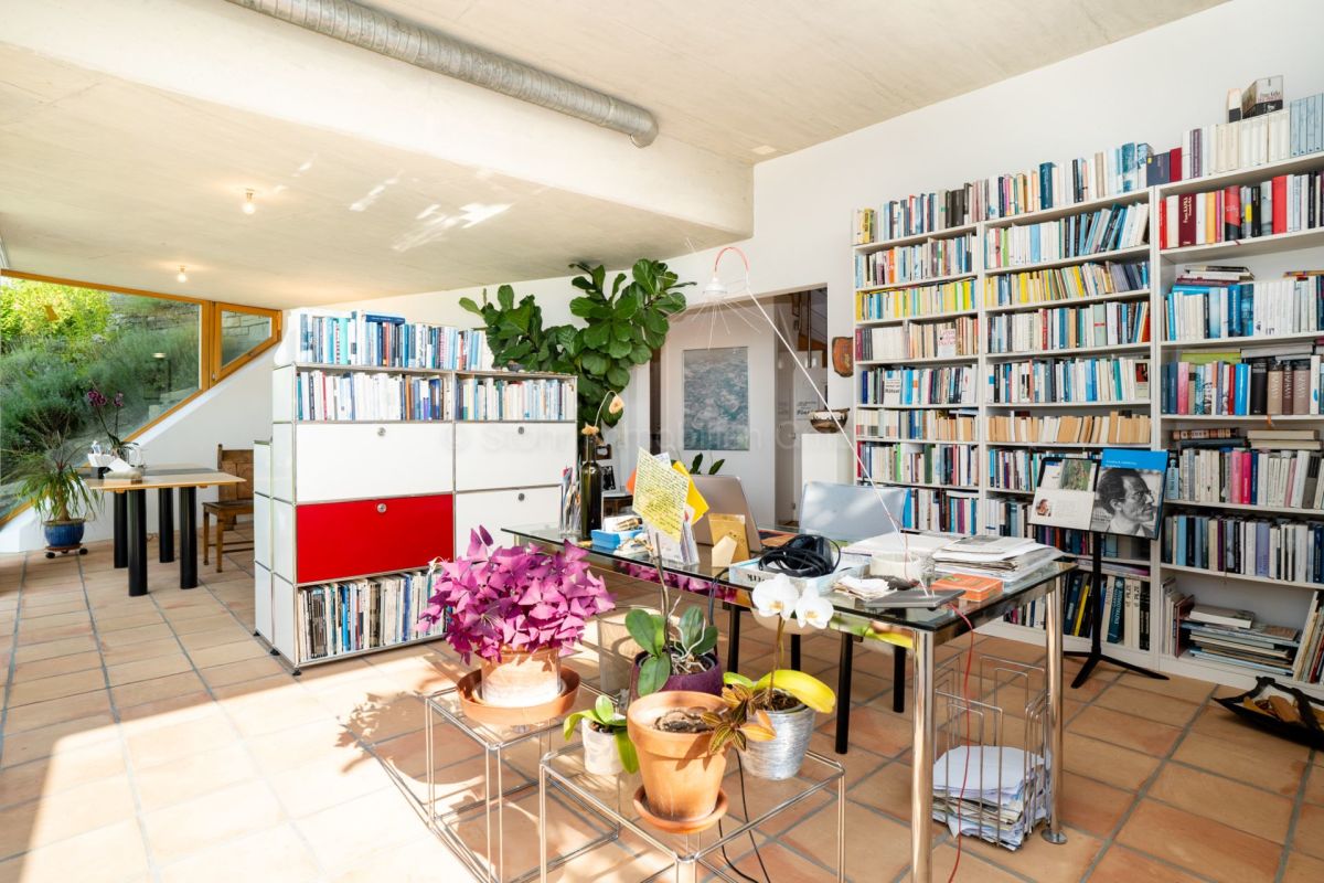 Heller Arbeits- und Bibliotheksraum