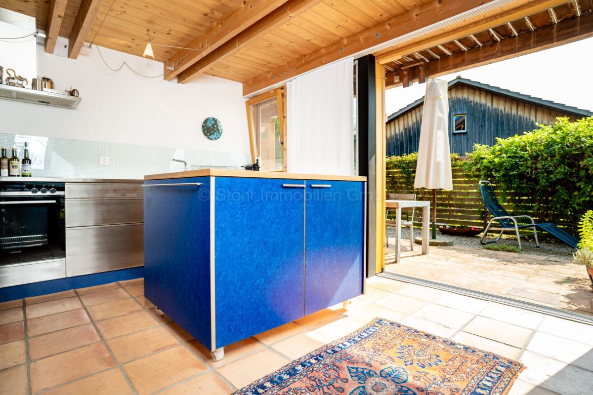 Offene Wohnküche mit Blick in den Garten