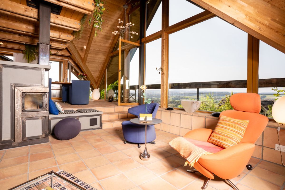 Dachgeschoss-Wohnraum mit Panoramafenstern