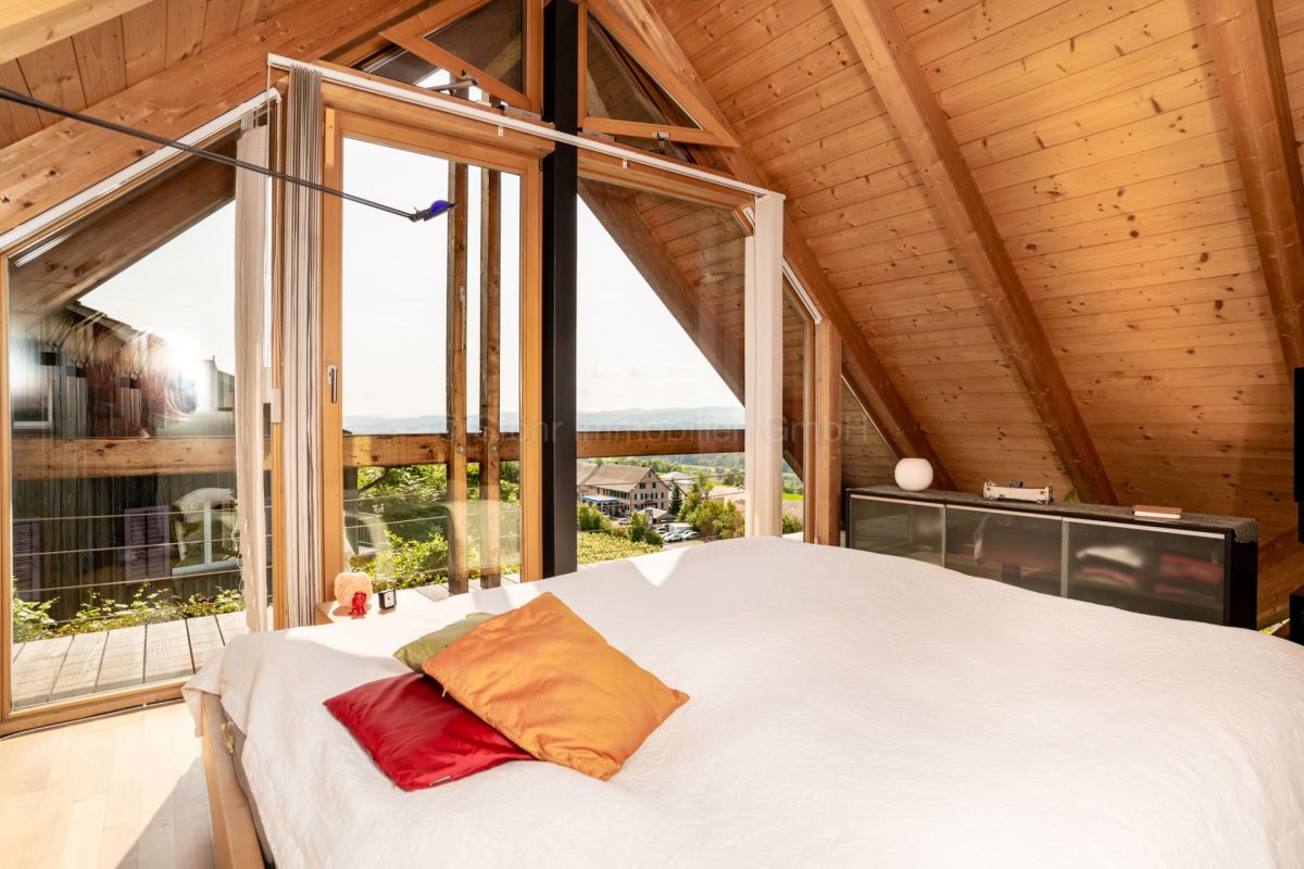 Dachgeschoss-Schlafzimmer mit Holzverkleidung