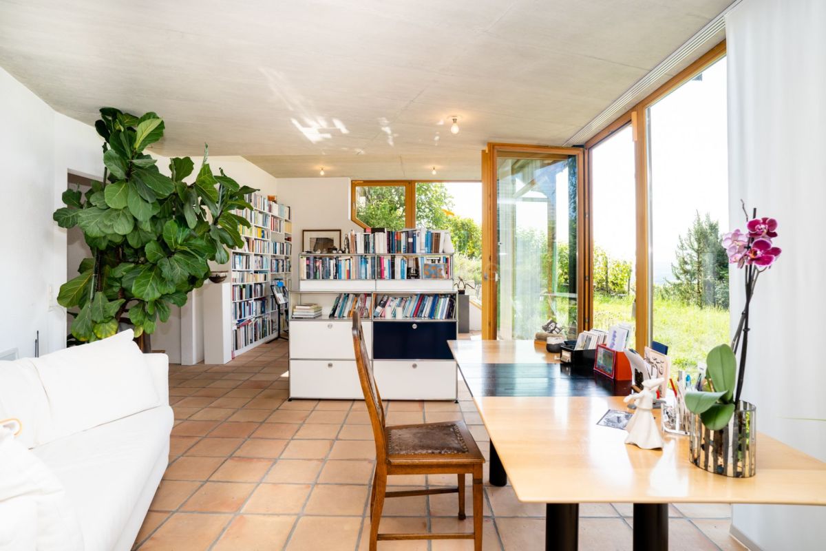 Helles Arbeits- und Wohnzimmer mit großen Fensterflächen