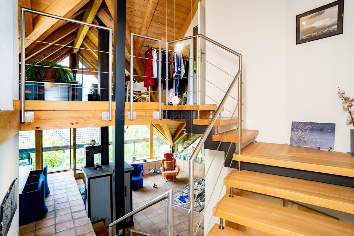 Offene Galerie mit Holztreppe