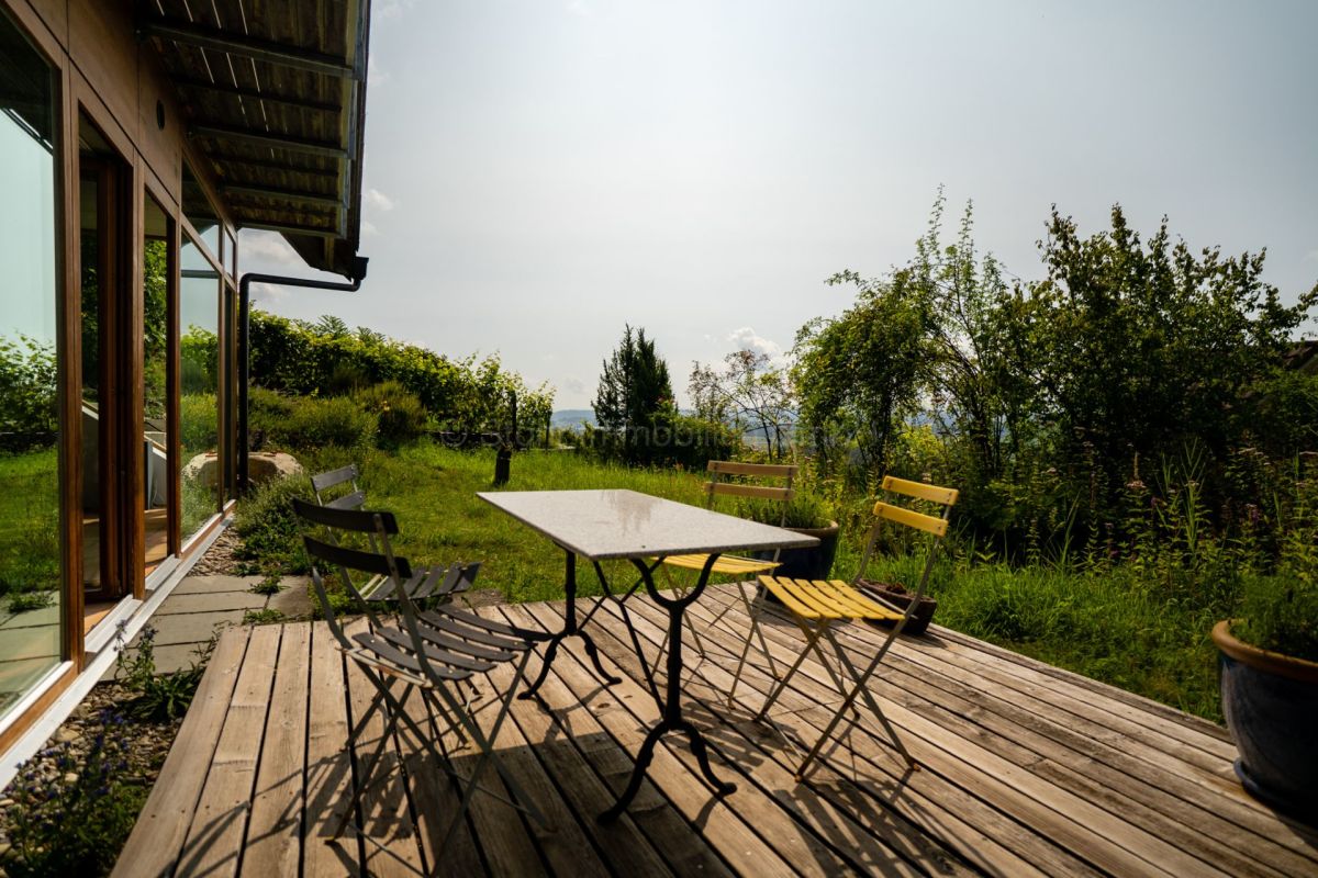 Terrasse mit Gartenmöbeln und Blick ins Grüne
