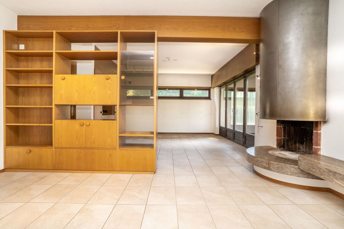 Wohnraum mit Kamin und Einbauschrank