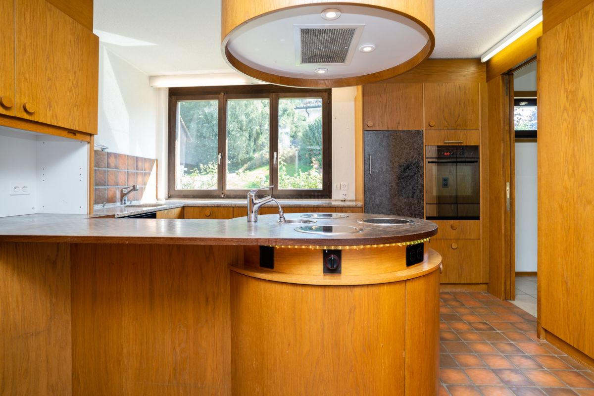 Küche mit Holzfronten und Mittelinsel