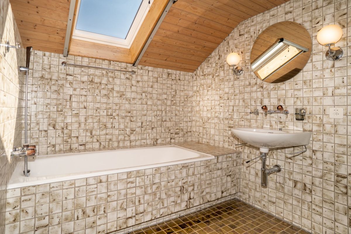 Badezimmer mit Dachfenster