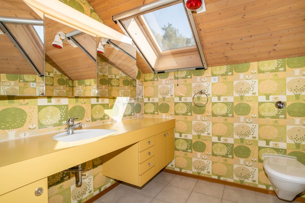 Badezimmer mit Dachschräge und Holzdecke
