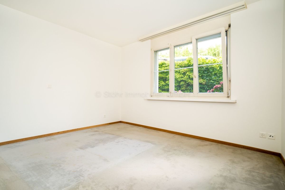 Leerer heller Raum mit Fenster zum Garten